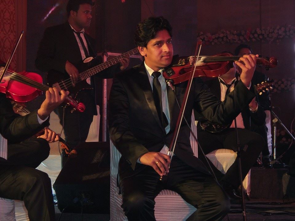 male violin player agra