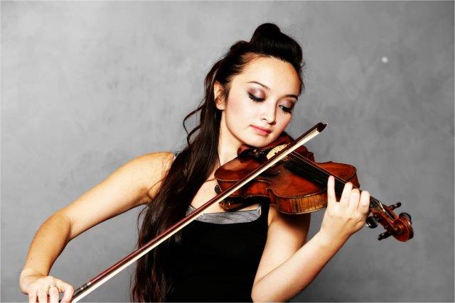 female violin player agra